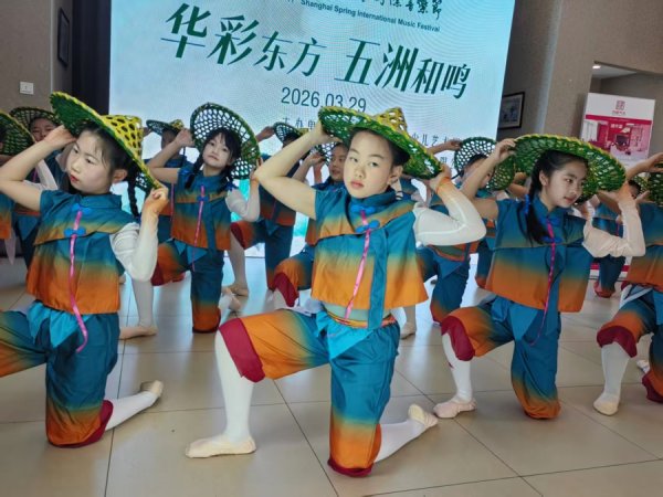 上海百灵鸟“唱响”养老院