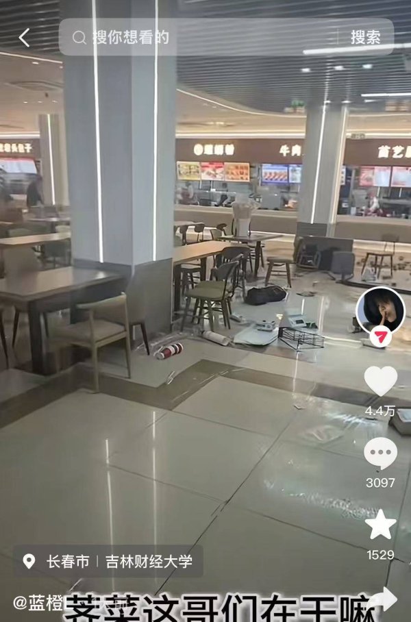 高校食堂内一男子突然摔坏店铺设施，受损店铺已暂停营业，目击学生：他用力跺脚、拍桌面、掀桌子，又砸店铺机器，砸了十多分钟