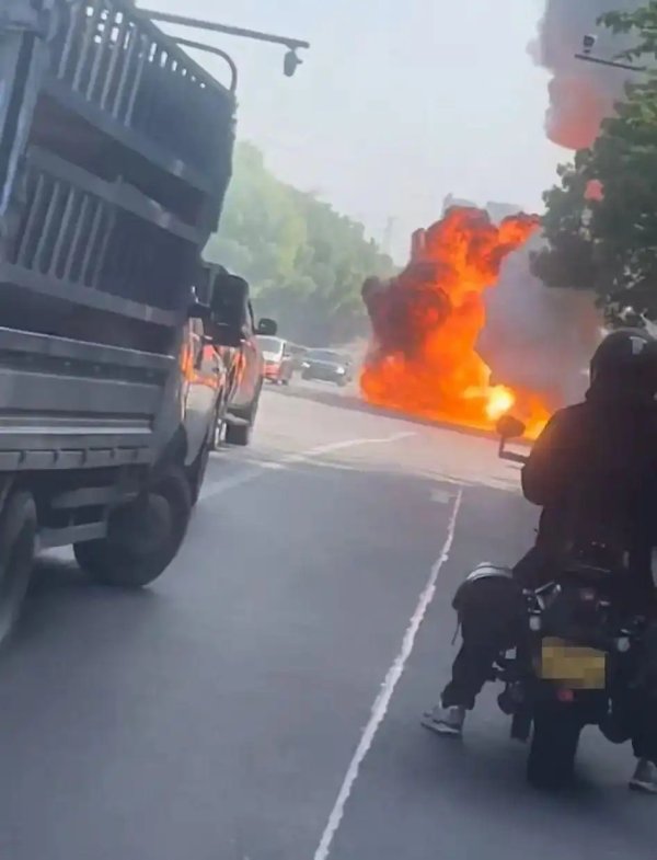 网友称湖北宜昌一车辆爆燃，现场多次爆炸，明火浓烟不断，当地消防：已处理，无人员伤亡