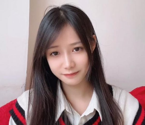 网红表妹李KK正式破产，未婚生下女儿，如今被迫在街边摆摊